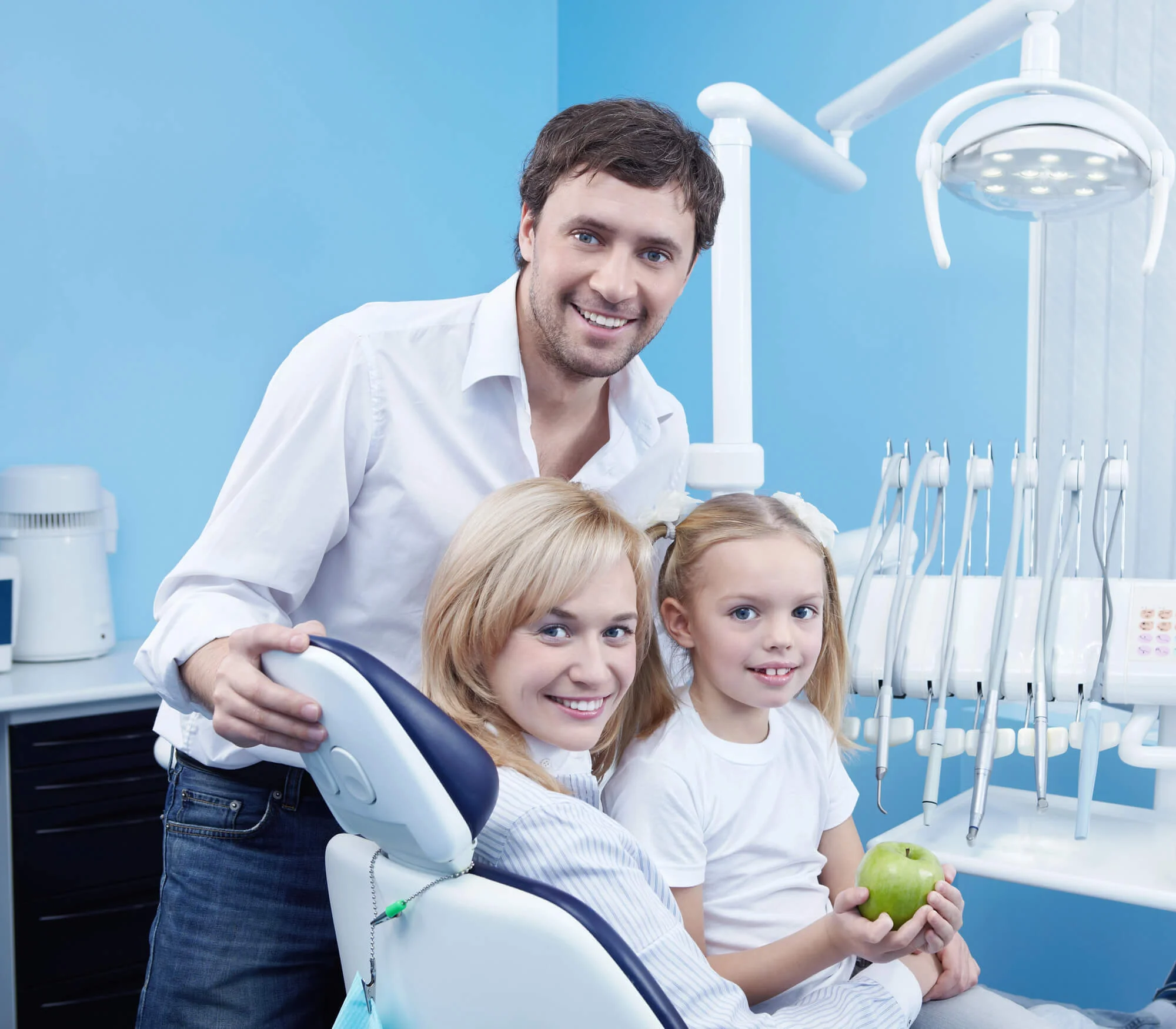 Happy-family-visiting-a-family-dentist-in-Matthews-NC